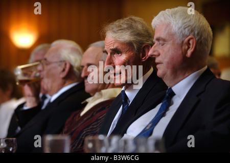 Membri del maschio FRONCYSYLLTE VOICE CHOIR ascolta ascolta il loro secondo album VOCI DELLA VALLE ENCORE vicino Wrexham n. Foto Stock