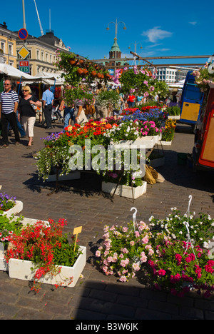 Fiori per la vendita al mercato Kauppatori piazza nel centro di Helsinki Finlandia Europa Foto Stock