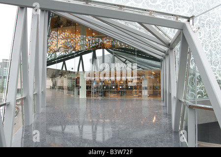 Vetro ricoperto ponte che conduce dal nuovo 2 000 spazio parcheggio auto al nuovo John Lewis Store Highcross Shopping Centre, Leicester Foto Stock