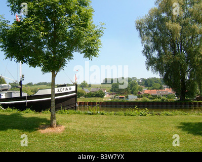 Dutch chiatta ormeggiata sul Canal de la Somme Francia Foto Stock