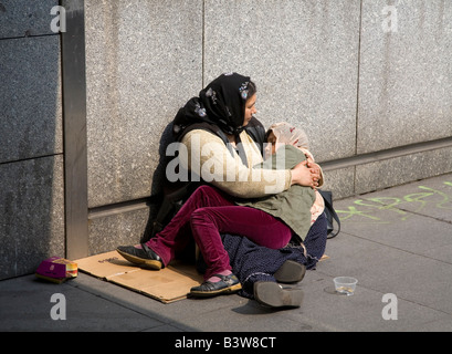 Mendicanti di madre e figlia mendicare per le strade di Parigi Francia Europa UE Foto Stock