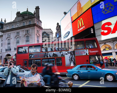 Piccadilly Circus Londra Regno Unito con l'uomo cerca sulla mappa e uomo di scattare una foto Foto Stock