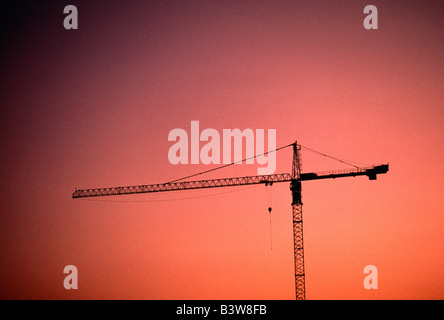Sunrise vista di gru usate per la costruzione di un grattacielo Foto Stock