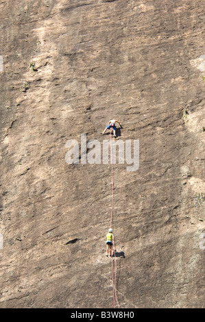 Accanto alla stazione della funivia per il monte Sugarloaf a Rio è il Morro da Babilonia e la pura e semplice della roccia che le persone possono salire. Foto Stock