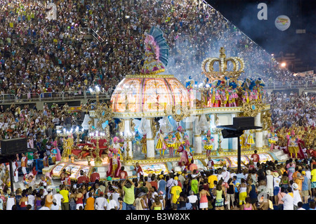 Uno dei galleggianti e scuola di samba nel suo cammino verso il basso la striscia di parata al carnevale di Rio Sambadrome. Foto Stock