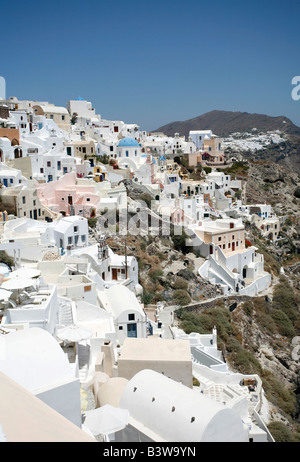 Una vista del villaggio di Oia Santorini con le sue numerose chiese che sono diventati iconica di isole greche Foto Stock