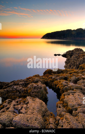 Il Rocky foreshore di Elberry Cove vicino Broadsands Paignton Devon meridionale di sunrise Foto Stock