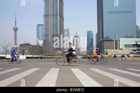 Persone ciclismo su strada. Oriental Pearl Tower, Torre di Jin Mao e il World Financial Center di Shanghai. Il Pudong, Shanghai, Cina Foto Stock