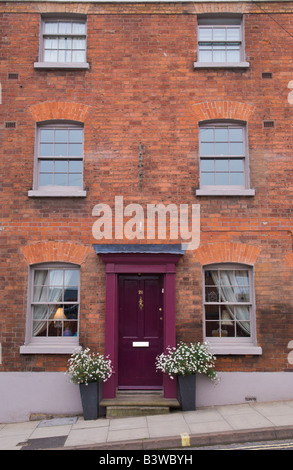 La facciata anteriore della casa cittadina con viola porta anteriore a Ludlow Shropshire England Regno Unito Foto Stock