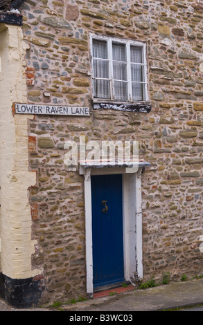 Blu porta laterale di bungalow a schiera a Ludlow Shropshire England Regno Unito Foto Stock