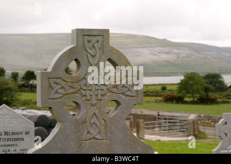 Lapide con croce celtica Co Clare Irlanda Foto Stock