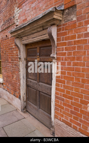 Sportello anteriore del townhouse nel processo di ristrutturazione di Ludlow Shropshire England Regno Unito Foto Stock