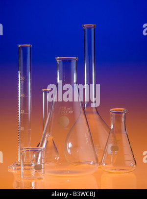 Conica di Erlenmeyer Firenze matraccio in vetro borosilicato pallone volumetrico cilindrica graduata Foto Stock