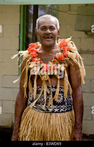 Oceania, Figi, Viti Levu, Viseisei. Ritratto di un uomo Fijiano nativo in costume. Foto Stock
