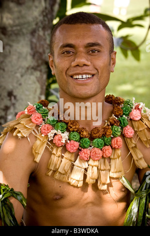 Oceania, Figi, Viti Levu, Viseisei. Ritratto di un uomo Fijiano nativo in costume. Foto Stock