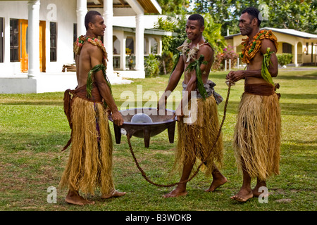 Oceania, Figi, Viti Levu, Viseisei. Tre uomini delle Fiji in abito tradizionale con una ciotola di kava. Foto Stock