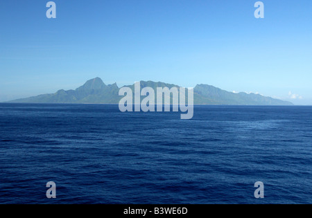 Sud Pacifico, Polinesia Francese, Moorea. Vista in lontananza Moorea da Papeete, Tahiti. Foto Stock