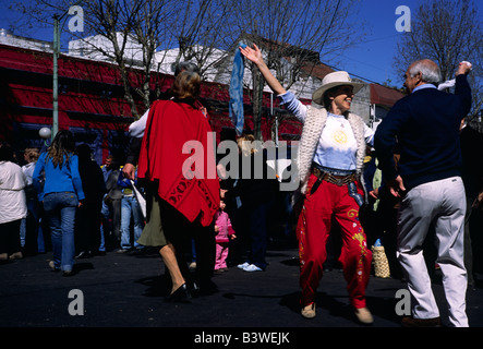 Buenos Aires, Argentina, ballo folk a Feria de Mataderos festival. Foto Stock