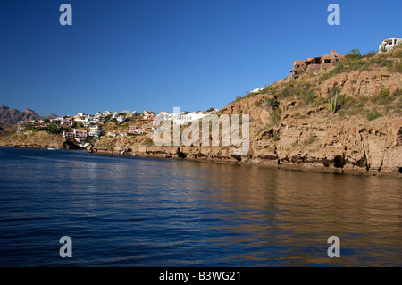 Messico, Stato di Sonora, San Carlos. Vedute costiere dal mare di Cortez. Foto Stock