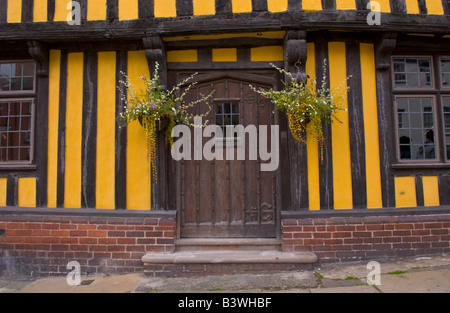 Parte anteriore vetro porta della struttura di legno house di Ludlow Shropshire England Regno Unito Foto Stock