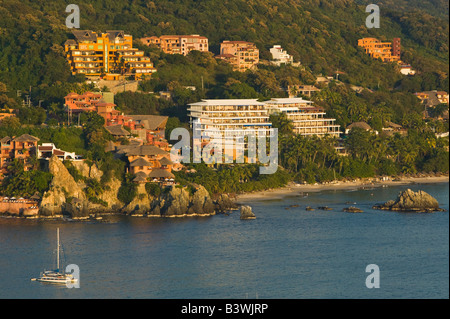 Messico, Guerrero, Zihuatanejo. Vista al tramonto verso Playa La Ropa Foto Stock