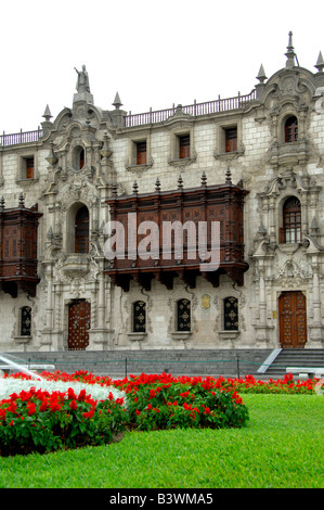 Sud America, del Perù, Lima. Storica Plaza de Armas (aka Plaza Mayor). Stile moresco balcone in legno del palazzo arcivescovile. Foto Stock