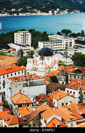 Guardando attraverso Cattaro città vecchia e la Baia di Kotor, Montenegro. vista dalle vecchie fortificazioni sul fianco della montagna. Foto Stock