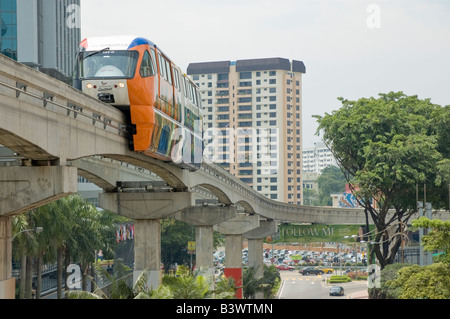 La monorotaia di Jalan Sultan Ismail, avvicinando il Bukit Bintang Stazione dal Jalan Imbi. Foto Stock