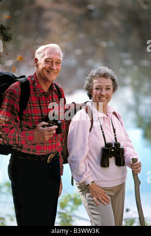 Coppia senior ritratto mentre escursionismo Foto Stock