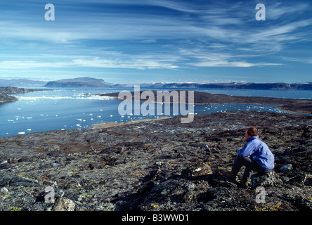 Escursionista presso un ex balena sito LOOKOUT, KEKERTEN storico parco; Cumberland Sound, KEKERTEN ISOLA, Nunavut, CANADA Foto Stock