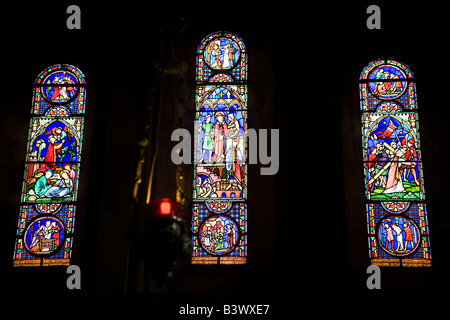 Una delle vetrate colorate della chiesa di San Lorenzo a Warkworth, Northumberland. Foto Stock