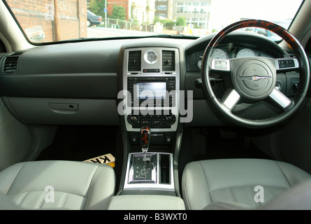 Chrysler 300c plancia auto interno GB UK 2008 Foto Stock