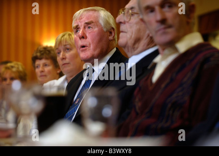 Membri del maschio FRONCYSYLLTE VOICE CHOIR ascolta ascolta il loro secondo album VOCI DELLA VALLE ENCORE vicino Wrexham n. Foto Stock