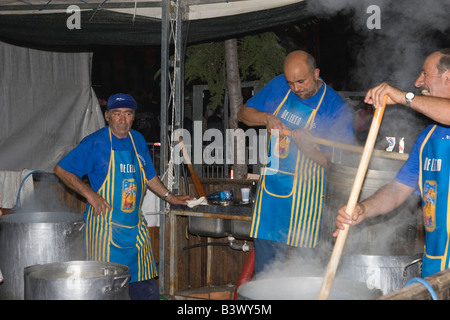 I cuochi preparare la pasta per Amatriciana festival in Italia Foto Stock