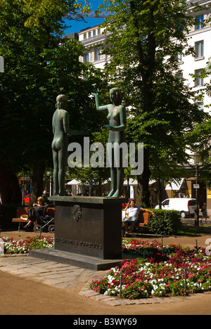 Statua commemora lo scrittore per bambini Zacharias Topelius nel parco Esplanade di Helsinki Finlandia Europa Foto Stock