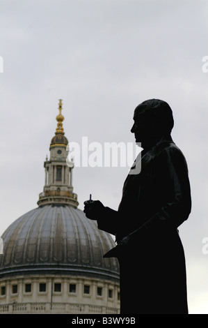 Silhouette della statua di Sir Rowland Hill accanto alla Cattedrale di St Paul a Londra in Inghilterra Foto Stock