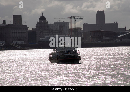 Il Traghetto Mesey Royal Iris avvicinando Seacombe piedi traghetto da Liverpool come una tempesta si avvicina Foto Stock