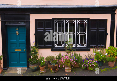 Dark turchese porta anteriore con raccordi in ottone e cornice nera di bungalow a schiera a Ludlow Shropshire England Regno Unito Foto Stock