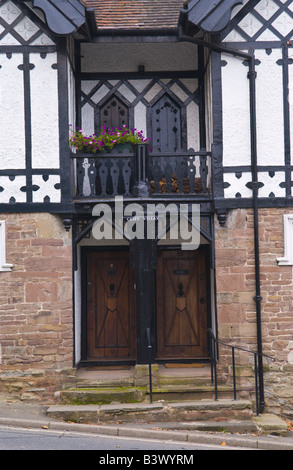 Coppia di nero e di bianco delle case con identico porte anteriori a Ludlow Shropshire England Regno Unito Foto Stock