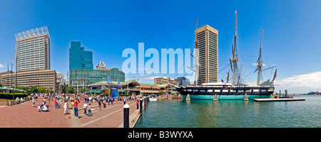 Gli edifici sul lungomare al Porto Interno di Baltimore, Maryland in un giorno chiaro ad alta risoluzione Foto Stock