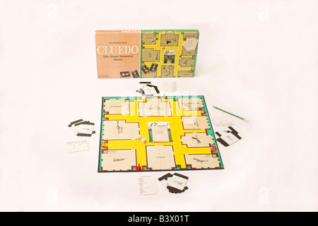 Waddington s Cluedo gioco di bordo che mostra le schede di armi note detective dadi e box Foto Stock