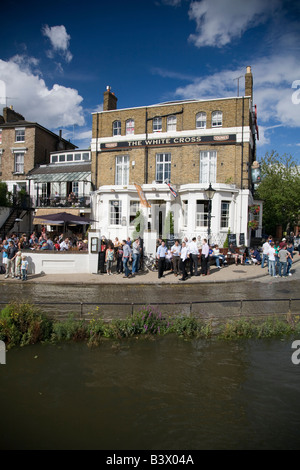 Rive del Tamigi inondazioni presso la croce bianca pub, Richmond Foto Stock