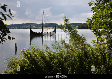 Replica della nave vichinga Farup su Sø (Farup lago), nei pressi di Jelling, nello Jutland, Danimarca Foto Stock