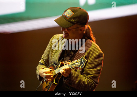 Chris Leslie di Fairport Convention suona dal vivo sul palco del 2008 a Cropredy Festival Foto Stock