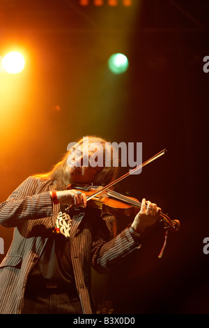 Chris Leslie di Fairport Convention suona il violino sul palco del 2008 Cropredy Festival Foto Stock