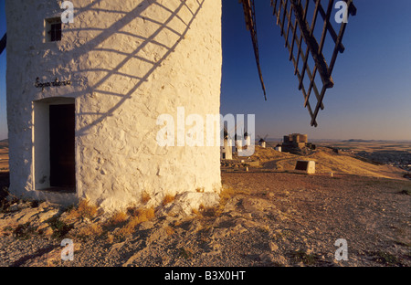 Mulini a vento a Cresteria Manchega collina vicino a Consuegra Spagna Foto Stock