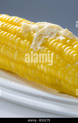 Sulla pannocchia di mais e burro la fusione sulla parte superiore Foto Stock