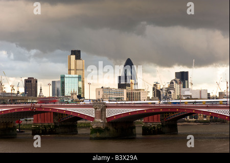 Blackfriers Ponte sul Fiume Tamigi e la City di Londra London Regno Unito Foto Stock