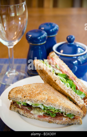 Bacon tostato lattuga e pomodoro panino su una piastra bianca Foto Stock