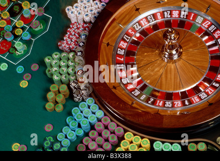 La ruota della roulette e tavolo con chip in un Atlantic City, New Jersey, casinò Foto Stock